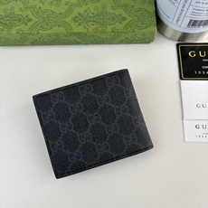 GUCCl 钱包,新推系列纤薄且小巧的小皮件焕新融蕴多种绚丽色彩,以充满对比美感的双色调设计令点缀于包身的GG标识风采尽 GUCCl 钱包,新推系列纤薄且小巧的小皮件焕新融蕴多种绚丽色彩,以充满对比美感的双色调设计令点缀于包身的GG标识风采尽