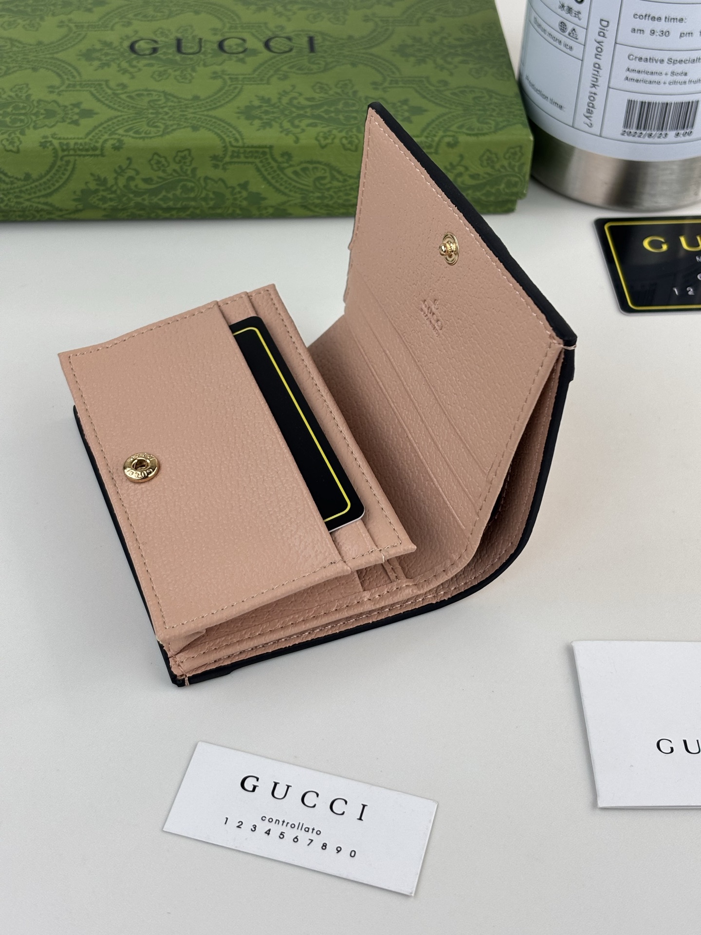 GUCCl官网同步新款 Ophidia系列～短款卡包,采用GGSupreme高级PVC面料配以标志性双G 五金唛头，经典