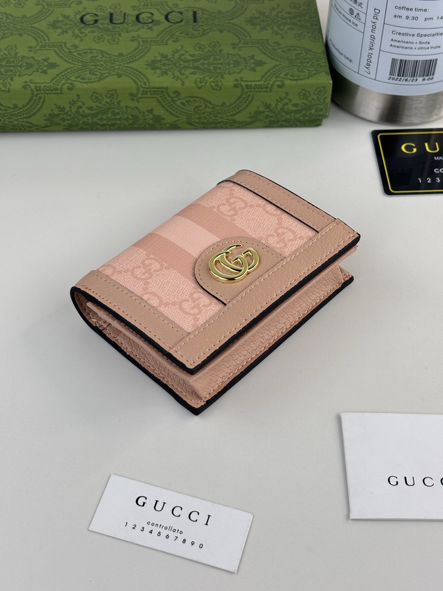 GUCCl官网同步新款 Ophidia系列～短款卡包,采用GGSupreme高级PVC面料配以标志性双G 五金唛头，经典