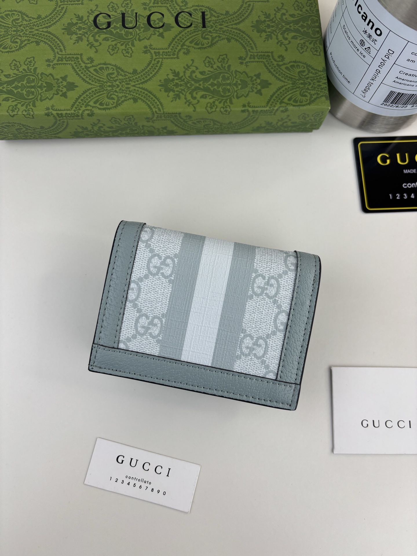 GUCCl官网同步新款 Ophidia系列～短款卡包,采用GGSupreme高级PVC面料配以标志性双G 五金唛头，经典