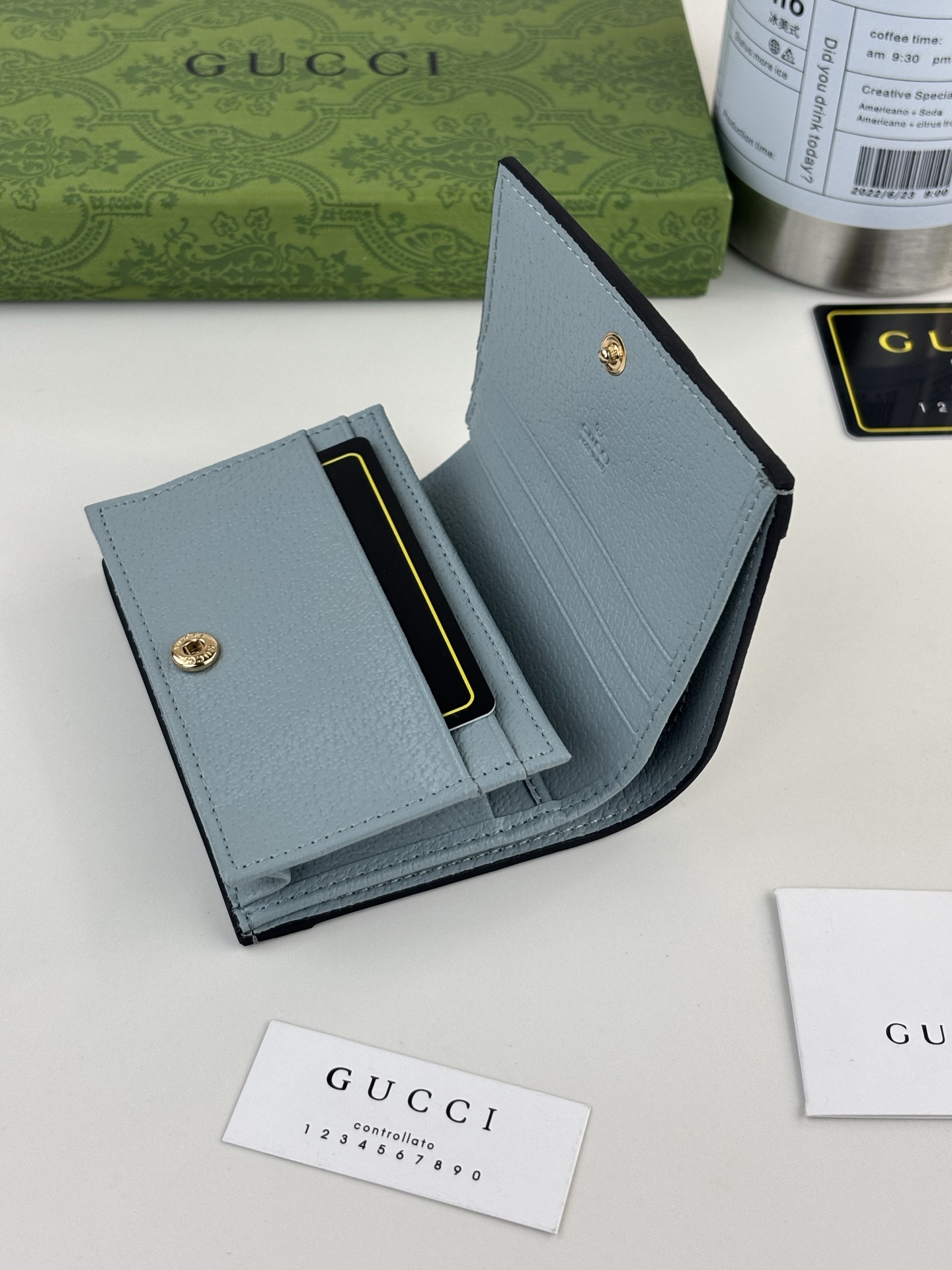 GUCCl官网同步新款 Ophidia系列～短款卡包,采用GGSupreme高级PVC面料配以标志性双G 五金唛头，经典