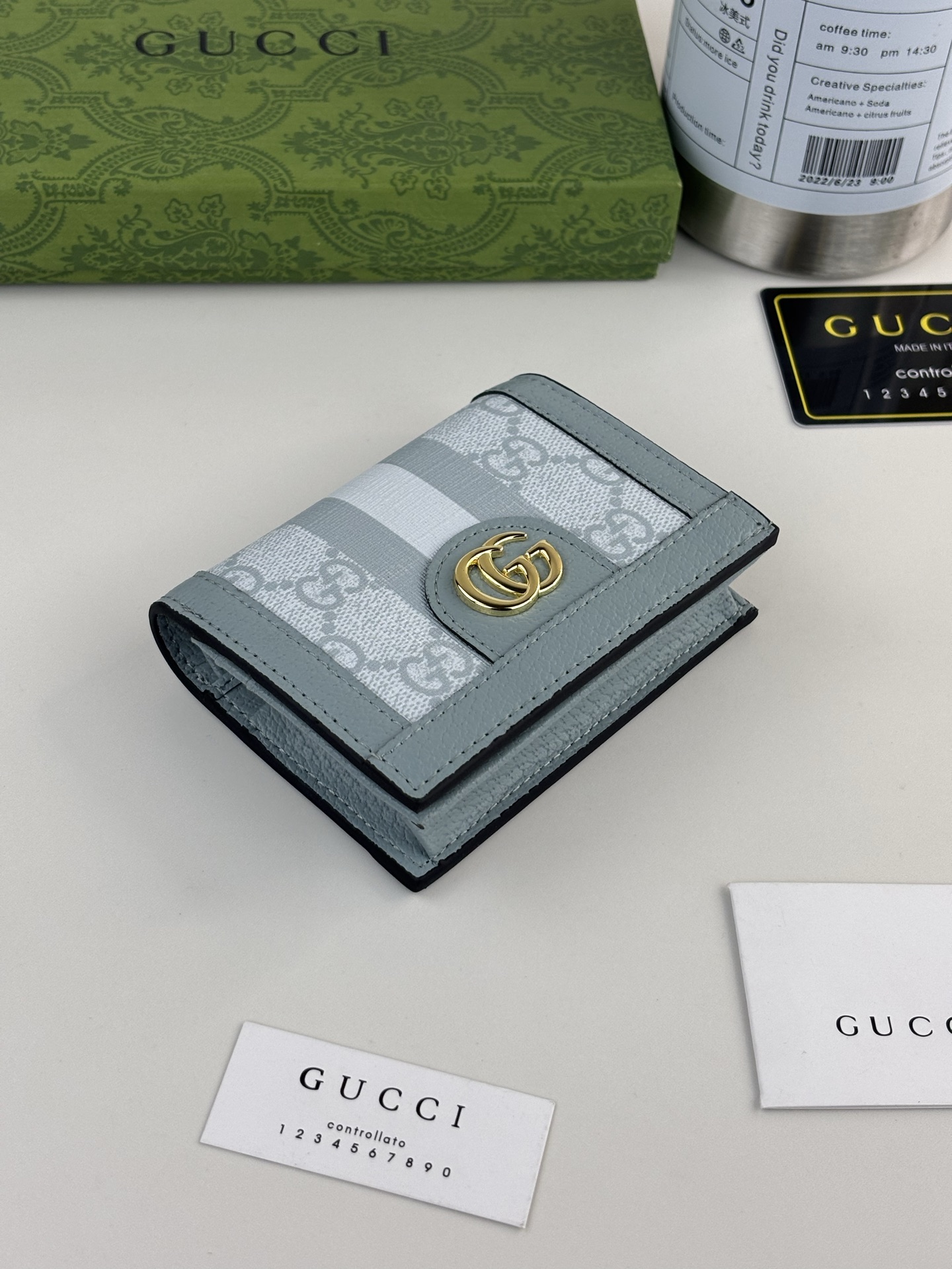 GUCCl官网同步新款 Ophidia系列～短款卡包,采用GGSupreme高级PVC面料配以标志性双G 五金唛头，经典