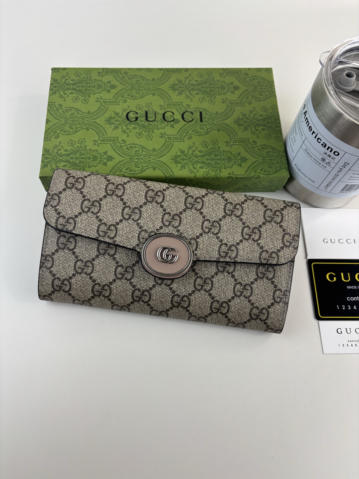 GUCCl经典双G元素以迷你尺寸呈现于迷你G G系列各式全新Supreme帆布巧妙融为一体。品牌标识为这款米色皮革和乌木 GUCCl经典双G元素以迷你尺寸呈现于迷你G G系列各式全新Supreme帆布巧妙融为一体。品牌标识为这款米色皮革和乌木