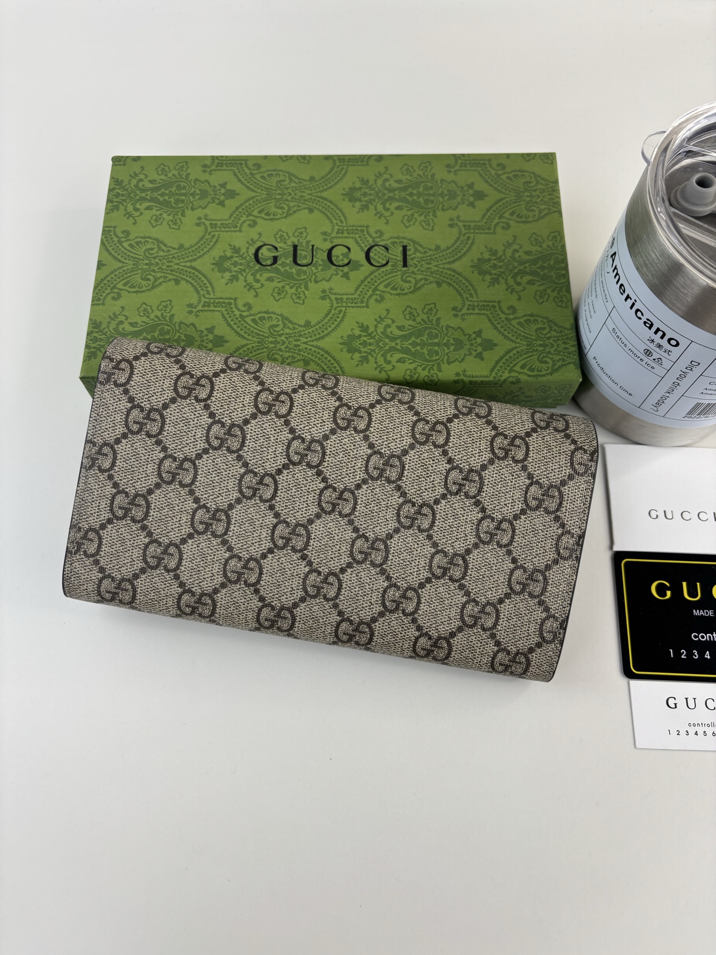 GUCCl经典双G元素以迷你尺寸呈现于迷你G G系列各式全新Supreme帆布巧妙融为一体。品牌标识为这款米色皮革和乌木 GUCCl经典双G元素以迷你尺寸呈现于迷你G G系列各式全新Supreme帆布巧妙融为一体。品牌标识为这款米色皮革和乌木