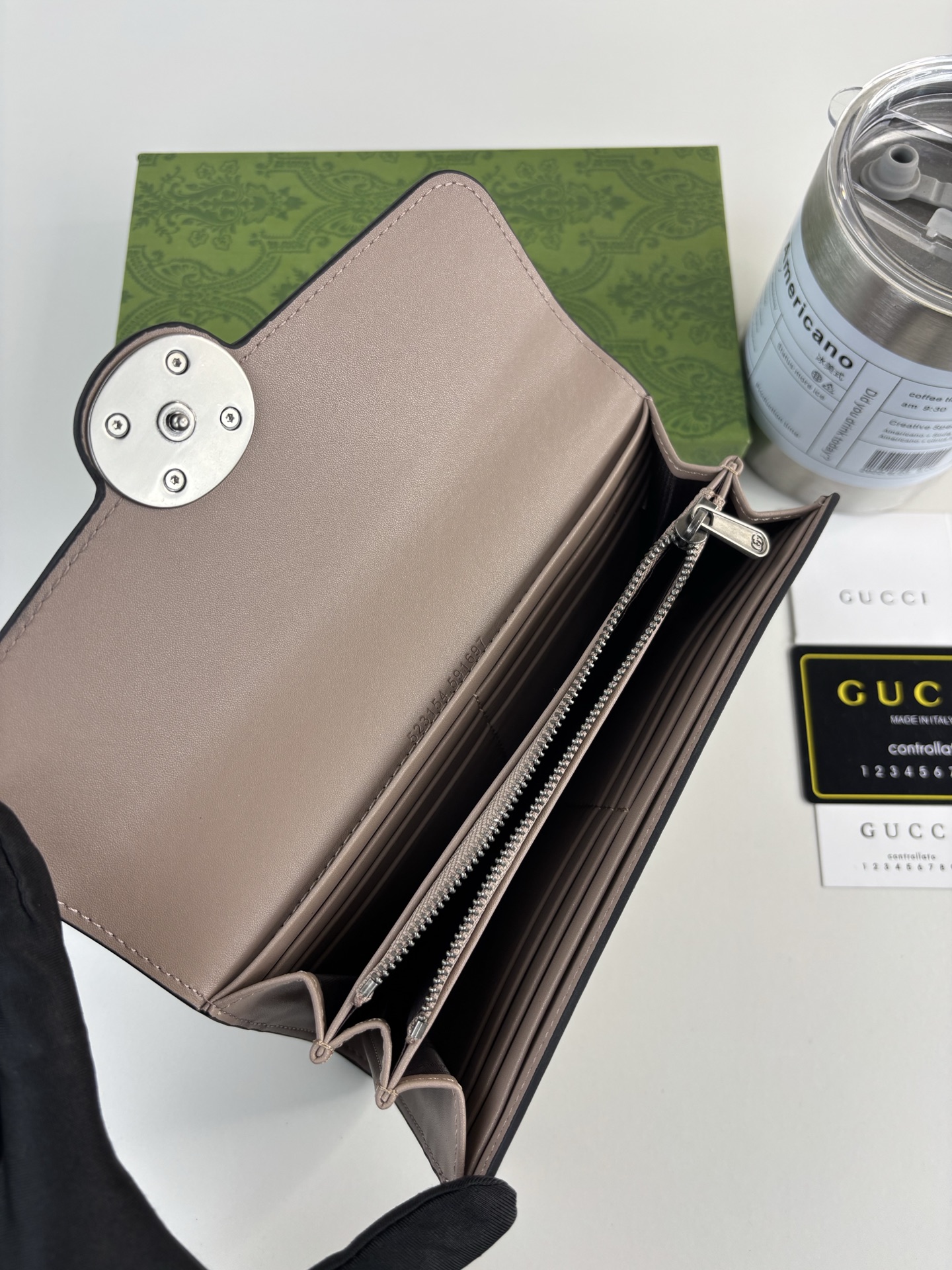 GUCCl经典双G元素以迷你尺寸呈现于迷你G G系列各式全新Supreme帆布巧妙融为一体。品牌标识为这款米色皮革和乌木 GUCCl经典双G元素以迷你尺寸呈现于迷你G G系列各式全新Supreme帆布巧妙融为一体。品牌标识为这款米色皮革和乌木