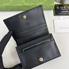 GUCCl 古家出品!GG Matelassé卡包,绗缝皮革以柔软质感诠释品牌标志性材质。富有纹理感的几何图案生动演绎包 GUCCl 古家出品!GG Matelassé卡包,绗缝皮革以柔软质感诠释品牌标志性材质。富有纹理感的几何图案生动演绎包