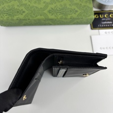 GUCCl 古家出品!GG Matelassé卡包,绗缝皮革以柔软质感诠释品牌标志性材质。富有纹理感的几何图案生动演绎包 GUCCl 古家出品!GG Matelassé卡包,绗缝皮革以柔软质感诠释品牌标志性材质。富有纹理感的几何图案生动演绎包
