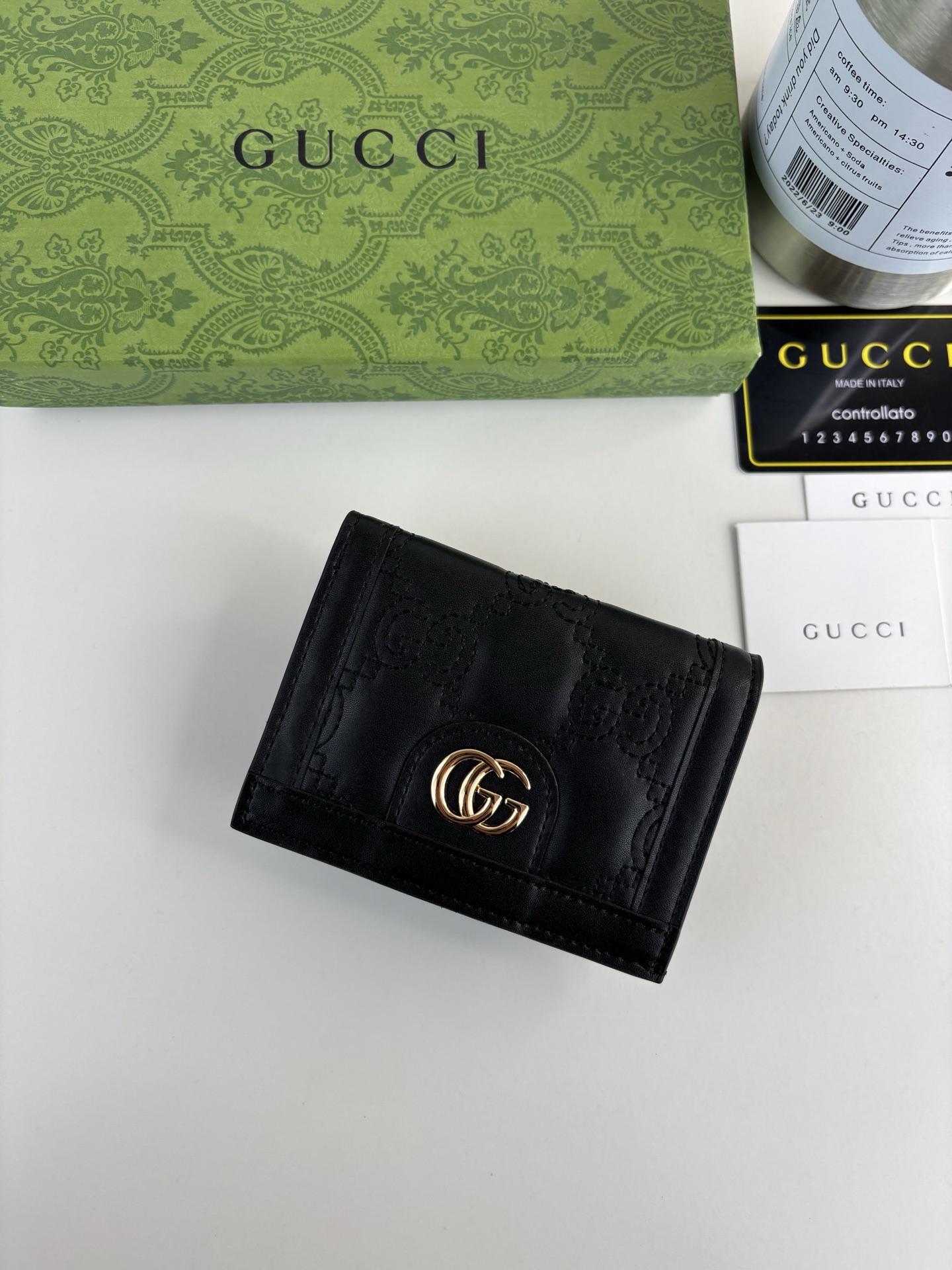 GUCCl 古家出品！GG Matelassé卡包，绗缝皮革以柔软质感诠释品牌标志性材质。富有纹理感的几何图案生动演绎包