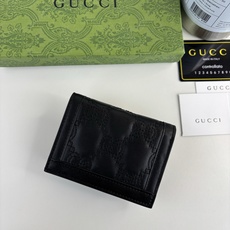 GUCCl 古家出品!GG Matelassé卡包,绗缝皮革以柔软质感诠释品牌标志性材质。富有纹理感的几何图案生动演绎包 GUCCl 古家出品!GG Matelassé卡包,绗缝皮革以柔软质感诠释品牌标志性材质。富有纹理感的几何图案生动演绎包