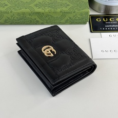 GUCCl 古家出品!GG Matelassé卡包,绗缝皮革以柔软质感诠释品牌标志性材质。富有纹理感的几何图案生动演绎包 GUCCl 古家出品!GG Matelassé卡包,绗缝皮革以柔软质感诠释品牌标志性材质。富有纹理感的几何图案生动演绎包