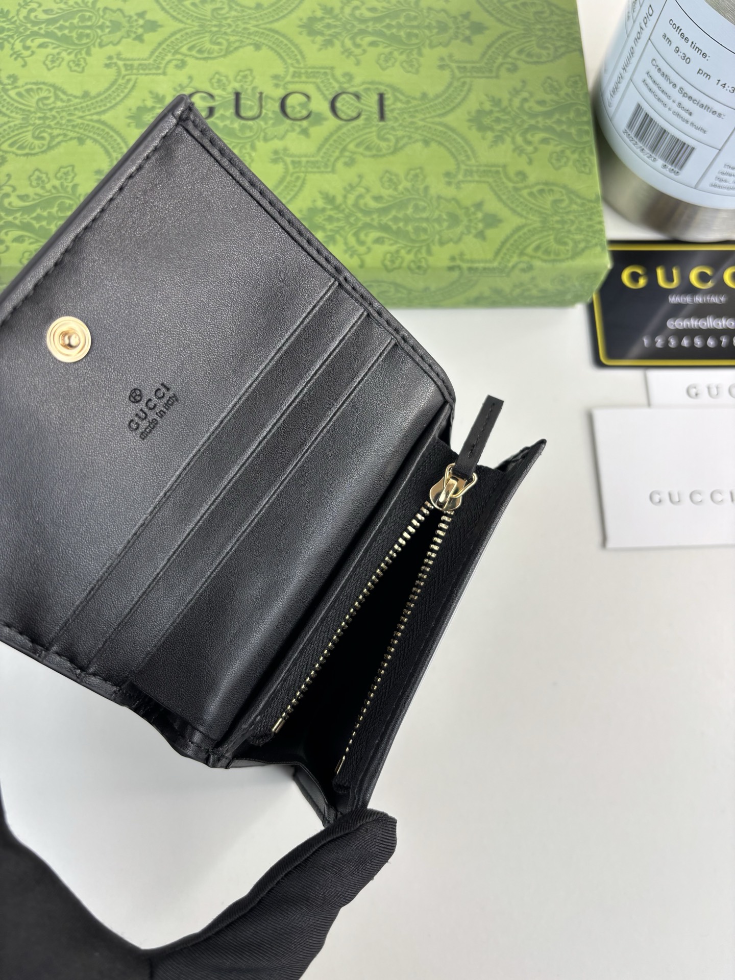 GUCCl 古家出品!GG Matelassé卡包,绗缝皮革以柔软质感诠释品牌标志性材质。富有纹理感的几何图案生动演绎包 GUCCl 古家出品!GG Matelassé卡包,绗缝皮革以柔软质感诠释品牌标志性材质。富有纹理感的几何图案生动演绎包