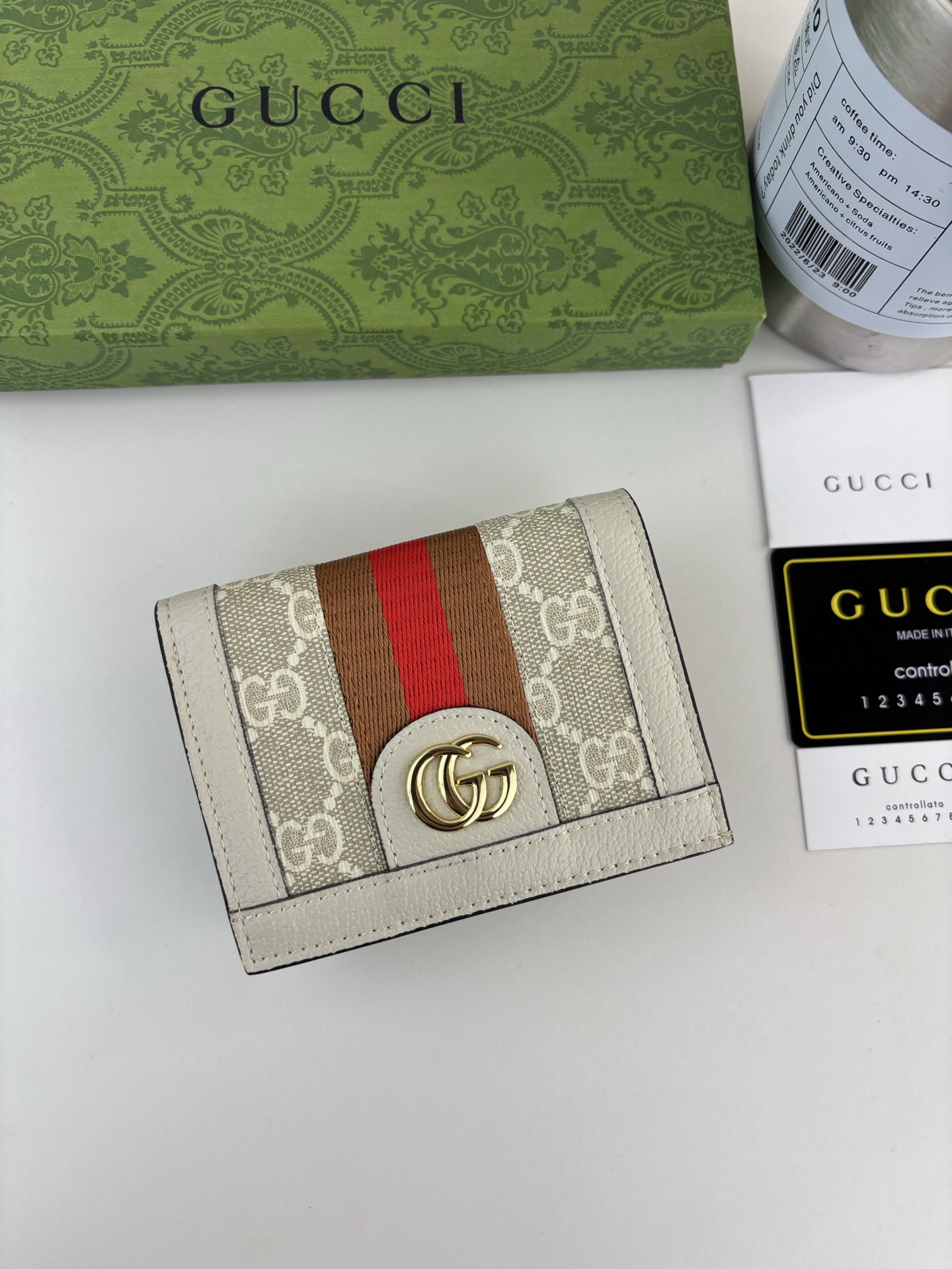 GUCCl 官网同步新款！Ophidia系列～短款卡包/钱夹，采用GG Supreme高级PVC面料搭配以标志性双G 五