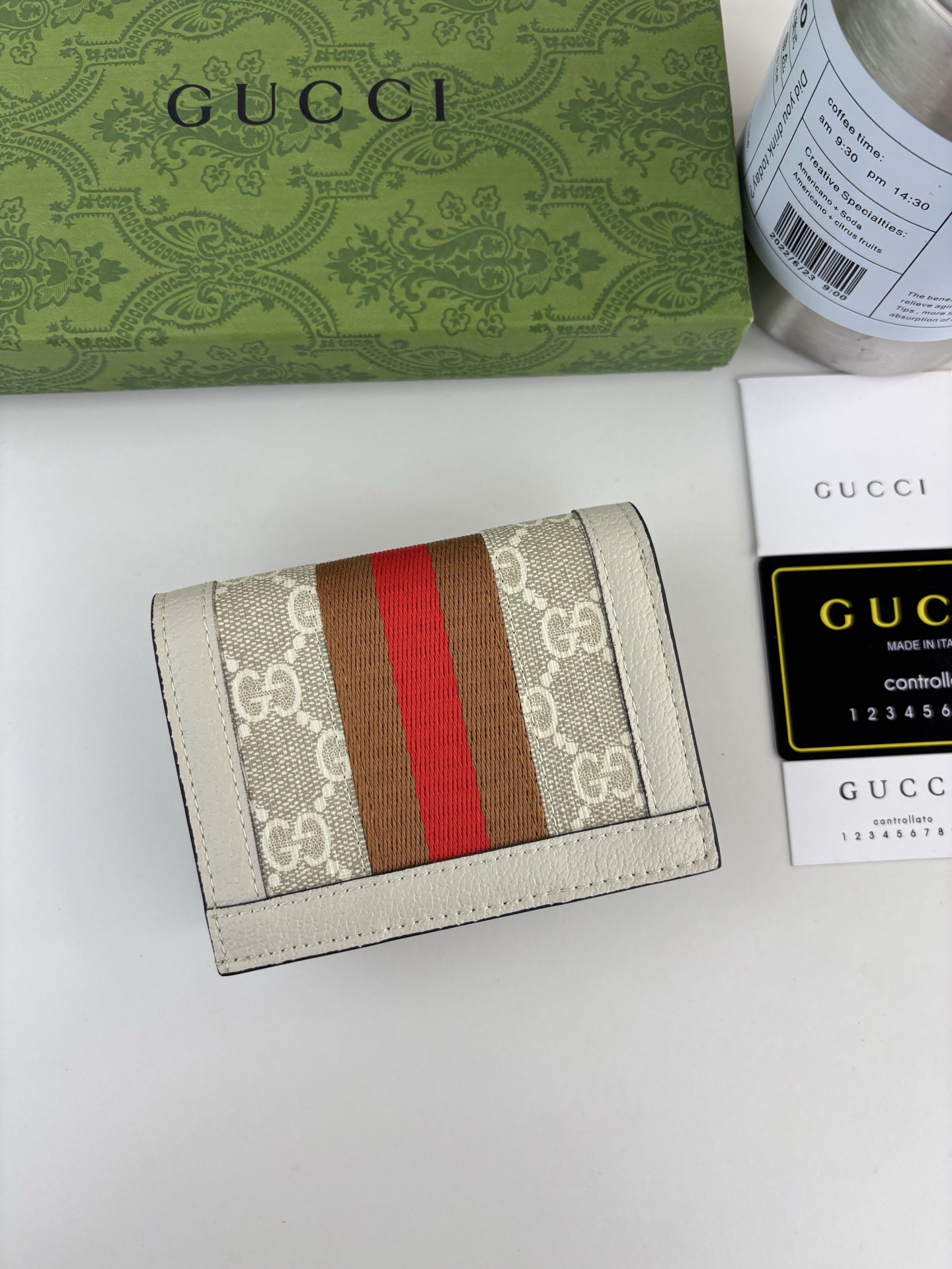 GUCCl 官网同步新款！Ophidia系列～短款卡包/钱夹，采用GG Supreme高级PVC面料搭配以标志性双G 五