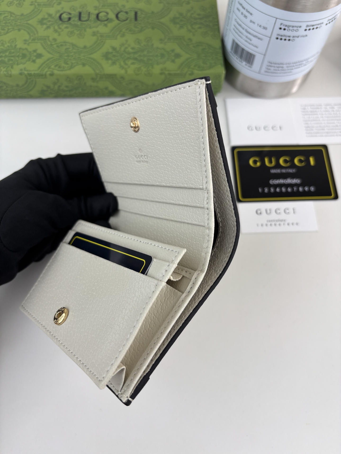 GUCCl 官网同步新款！Ophidia系列～短款卡包/钱夹，采用GG Supreme高级PVC面料搭配以标志性双G 五