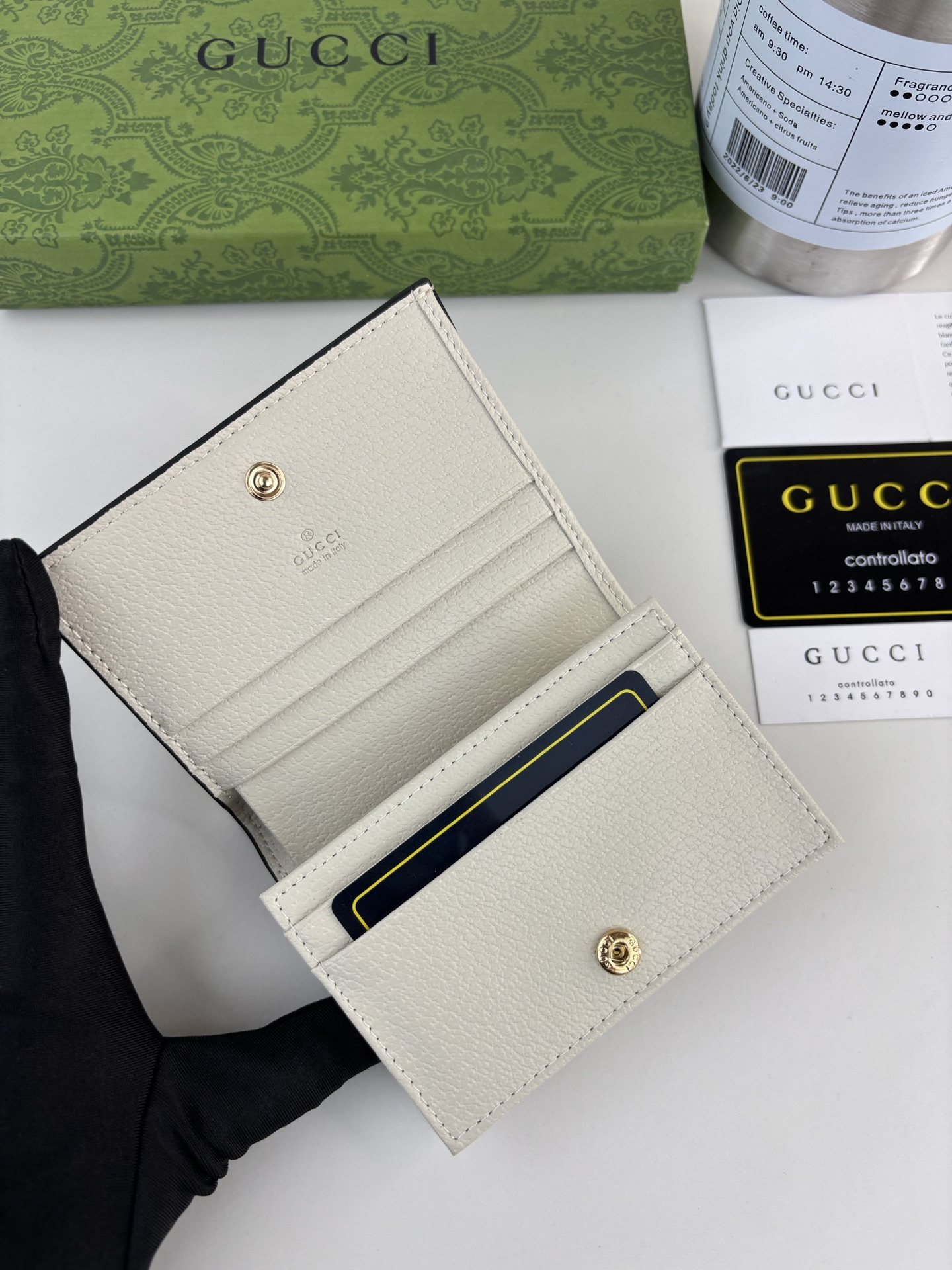 GUCCl 官网同步新款！Ophidia系列～短款卡包/钱夹，采用GG Supreme高级PVC面料搭配以标志性双G 五