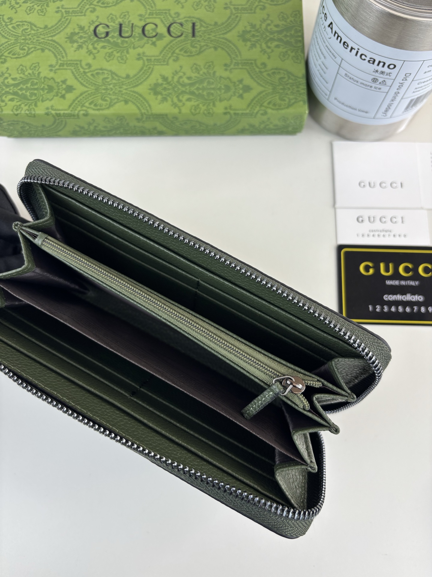 GUCCl 超级双G全拉链式钱包。GG印花压纹将小件日用单品打造成时尚日常配饰。新颖的纹理与饰面在Gucci全新系列中依 GUCCl 超级双G全拉链式钱包。GG印花压纹将小件日用单品打造成时尚日常配饰。新颖的纹理与饰面在Gucci全新系列中依