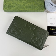 GUCCl 超级双G全拉链式钱包。GG印花压纹将小件日用单品打造成时尚日常配饰。新颖的纹理与饰面在Gucci全新系列中依 GUCCl 超级双G全拉链式钱包。GG印花压纹将小件日用单品打造成时尚日常配饰。新颖的纹理与饰面在Gucci全新系列中依