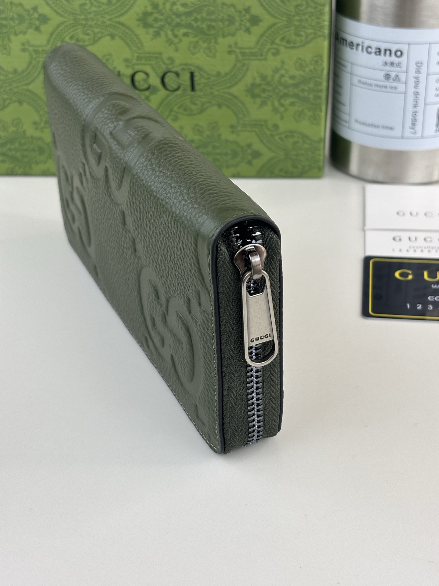 GUCCl 超级双G全拉链式钱包。GG印花压纹将小件日用单品打造成时尚日常配饰。新颖的纹理与饰面在Gucci全新系列中依 GUCCl 超级双G全拉链式钱包。GG印花压纹将小件日用单品打造成时尚日常配饰。新颖的纹理与饰面在Gucci全新系列中依