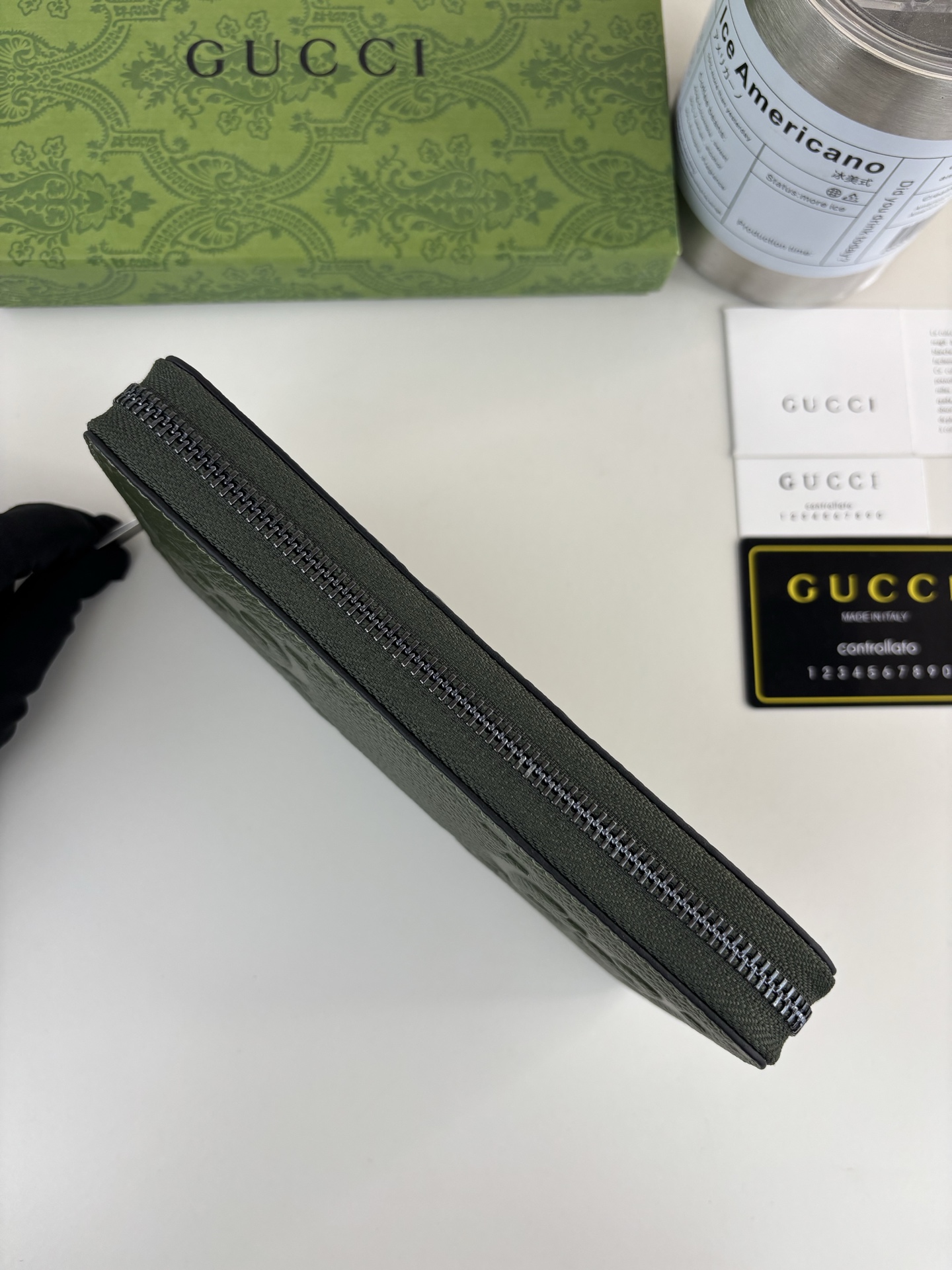GUCCl 超级双G全拉链式钱包。GG印花压纹将小件日用单品打造成时尚日常配饰。新颖的纹理与饰面在Gucci全新系列中依 GUCCl 超级双G全拉链式钱包。GG印花压纹将小件日用单品打造成时尚日常配饰。新颖的纹理与饰面在Gucci全新系列中依