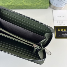 GUCCl 超级双G全拉链式钱包。GG印花压纹将小件日用单品打造成时尚日常配饰。新颖的纹理与饰面在Gucci全新系列中依 GUCCl 超级双G全拉链式钱包。GG印花压纹将小件日用单品打造成时尚日常配饰。新颖的纹理与饰面在Gucci全新系列中依