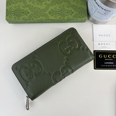 GUCCl 超级双G全拉链式钱包。GG印花压纹将小件日用单品打造成时尚日常配饰。新颖的纹理与饰面在Gucci全新系列中依 GUCCl 超级双G全拉链式钱包。GG印花压纹将小件日用单品打造成时尚日常配饰。新颖的纹理与饰面在Gucci全新系列中依