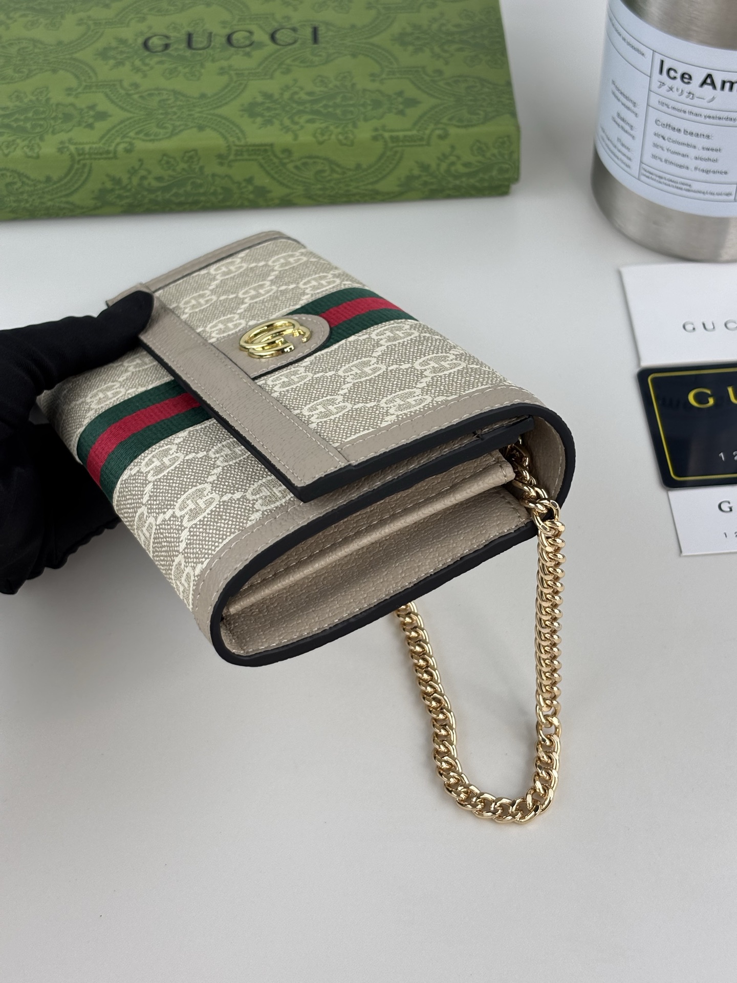 GUCCl 系列高级帆布链包斜挎包，配以进口小牛皮和标志性织带，配以标志双G五金细节-链条可拆（双用）/钱包式斜挎包。 