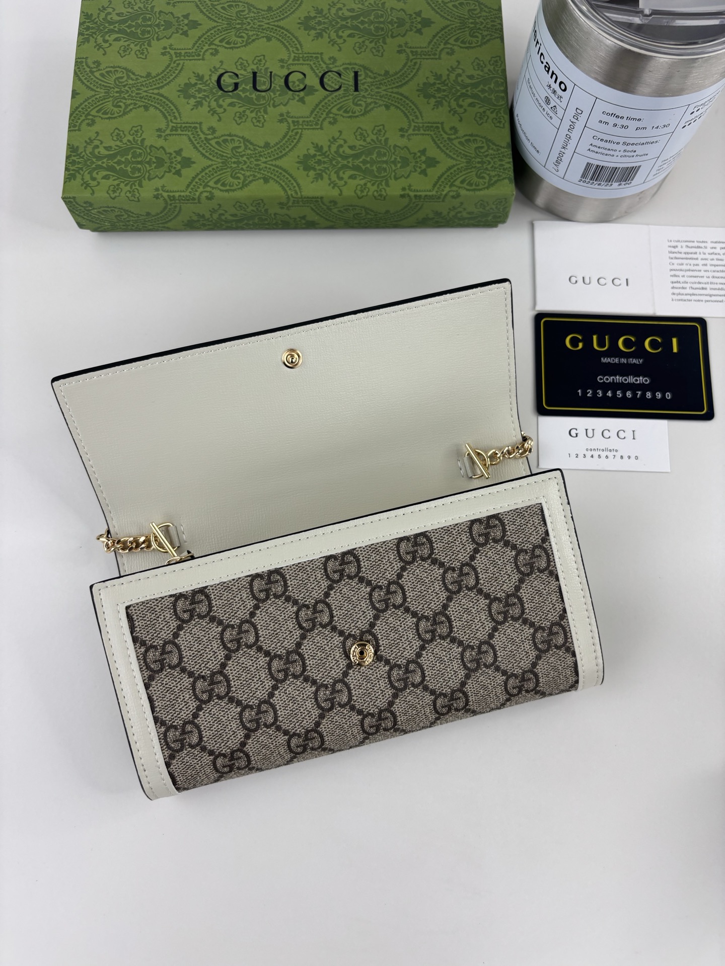 GUCCl 全新推出这款由GG Supreme高级人造帆布和白色皮革材质制成的Gucci,1955马衔扣卡包该系列采用与 GUCCl 全新推出这款由GG Supreme高级人造帆布和白色皮革材质制成的Gucci,1955马衔扣卡包该系列采用与