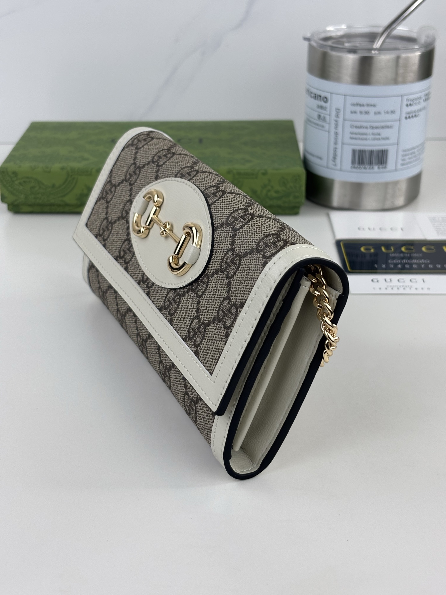 GUCCl 全新推出这款由GG Supreme高级人造帆布和白色皮革材质制成的Gucci,1955马衔扣卡包该系列采用与 GUCCl 全新推出这款由GG Supreme高级人造帆布和白色皮革材质制成的Gucci,1955马衔扣卡包该系列采用与