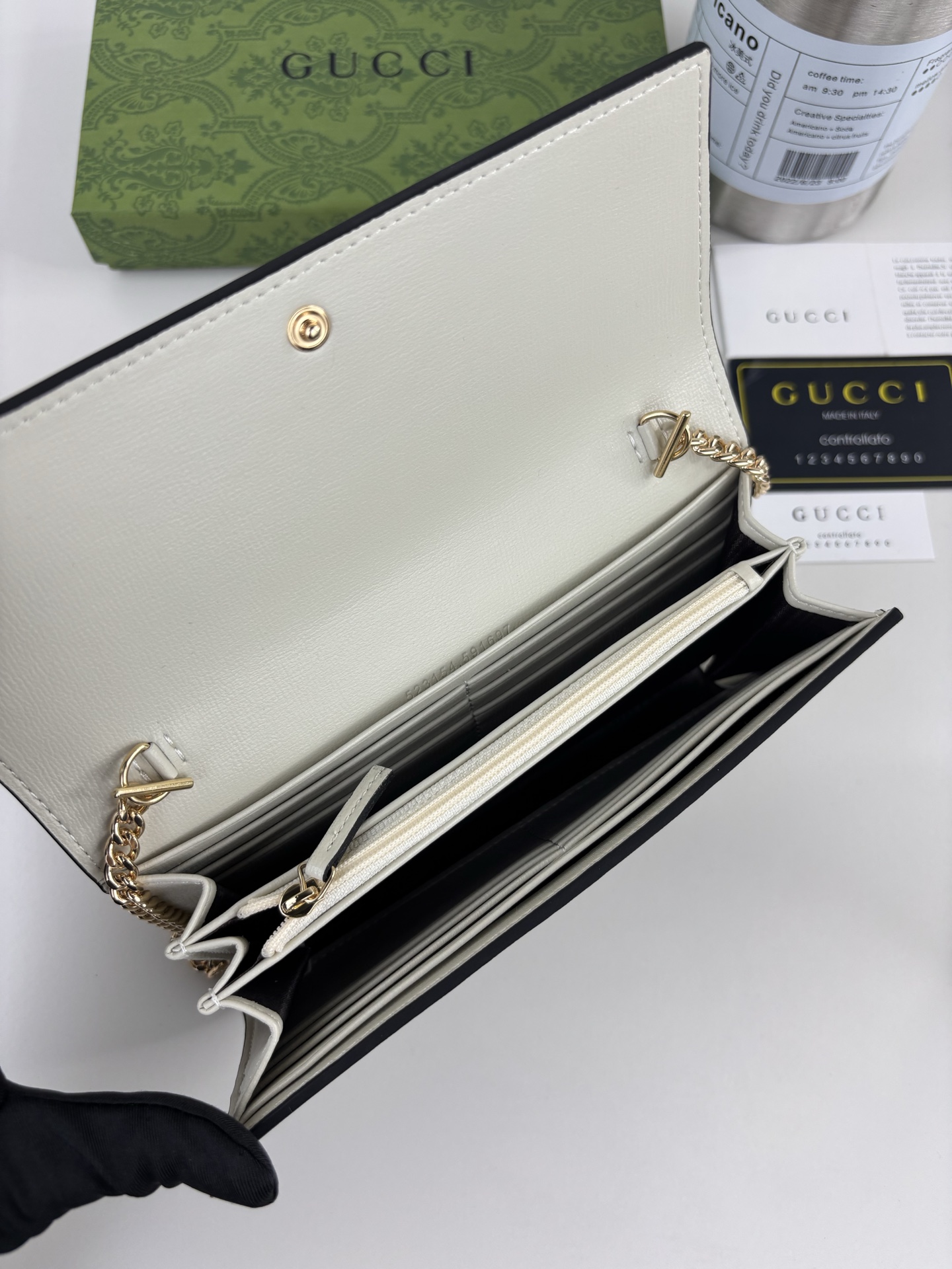 GUCCl 全新推出这款由GG Supreme高级人造帆布和白色皮革材质制成的Gucci,1955马衔扣卡包该系列采用与 GUCCl 全新推出这款由GG Supreme高级人造帆布和白色皮革材质制成的Gucci,1955马衔扣卡包该系列采用与