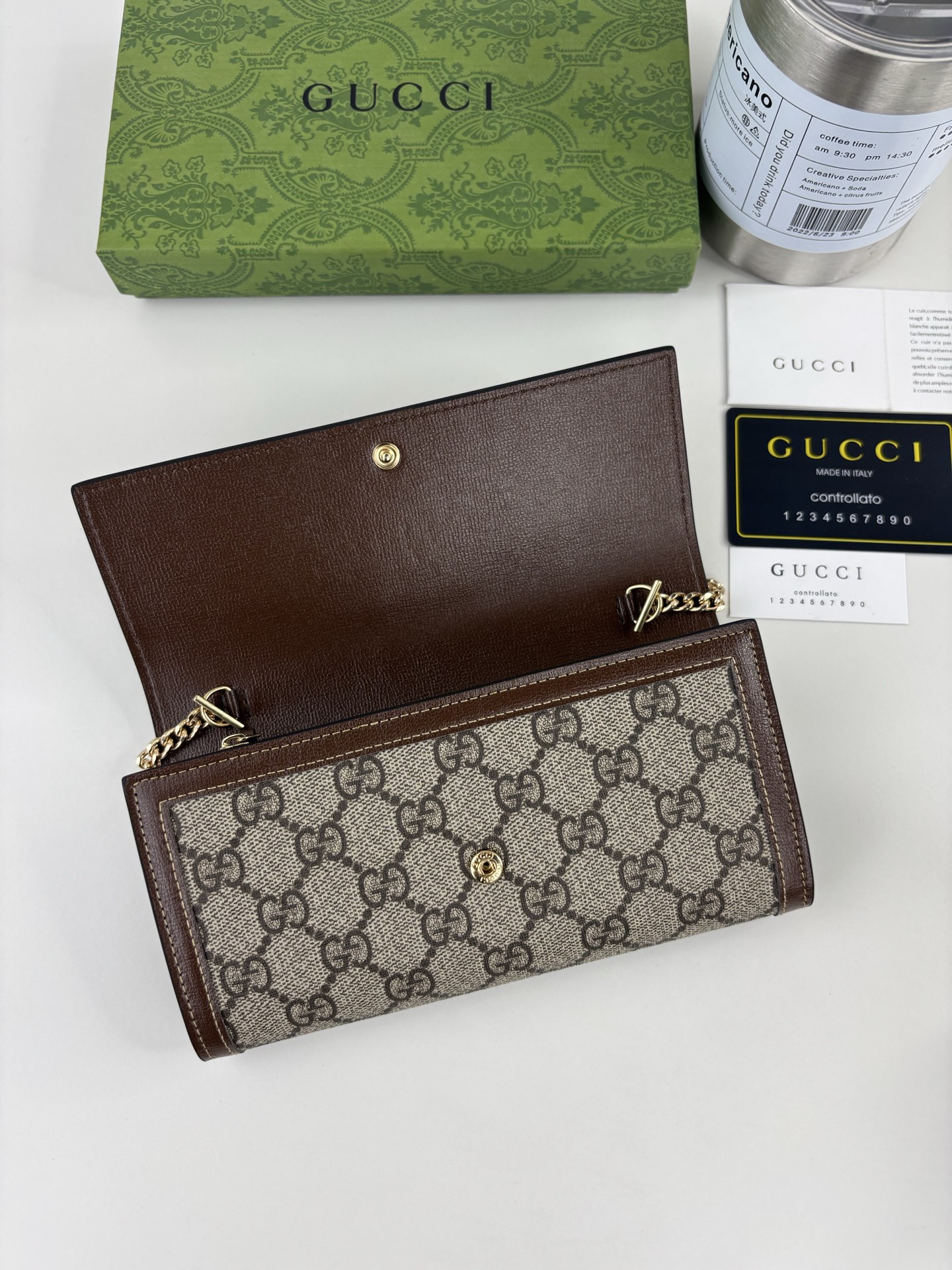 GUCCl 全新推出这款由GG Supreme高级人造帆布和白色皮革材质制成的Gucci，1955马衔扣卡包该系列采用与