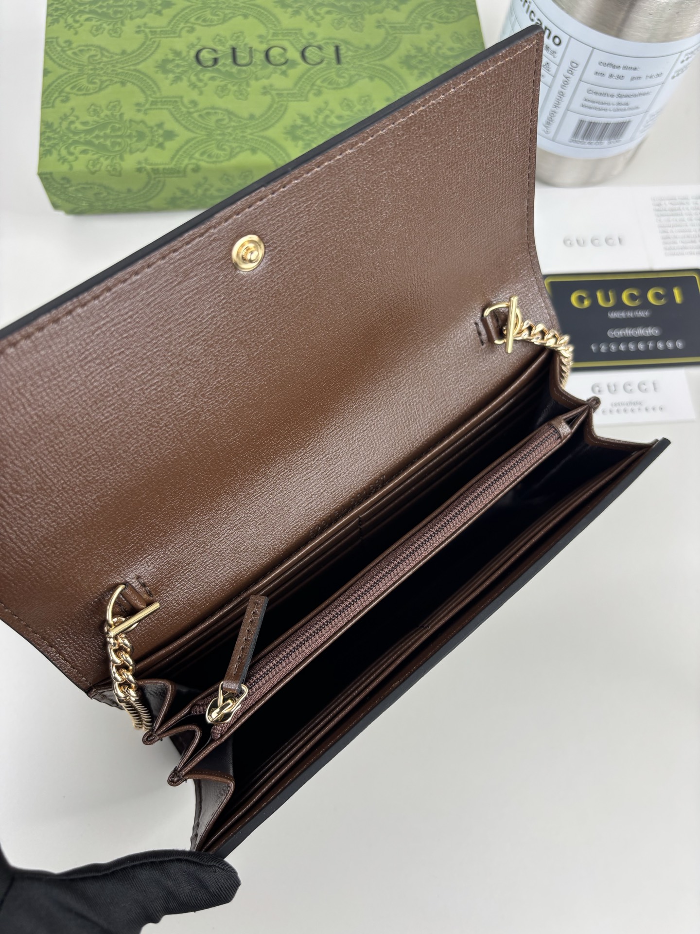 GUCCl 全新推出这款由GG Supreme高级人造帆布和白色皮革材质制成的Gucci，1955马衔扣卡包该系列采用与