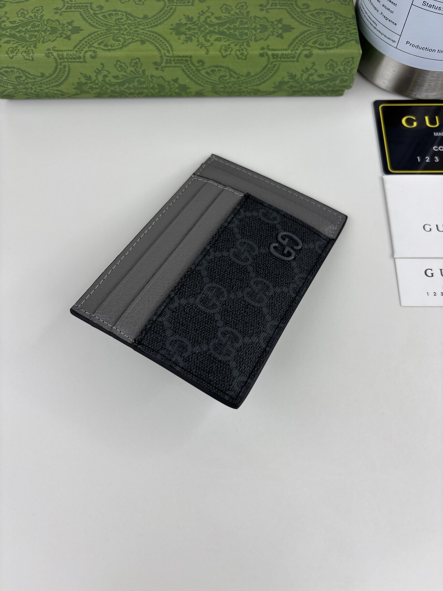 GUCCl 柔软的GG Supreme制成,并具有陶瓷效果的GG五金灰色牛皮饰面 带有陶瓷效果的钯金硬件 莫雷衬里 G GUCCl 柔软的GG Supreme制成,并具有陶瓷效果的GG五金灰色牛皮饰面 带有陶瓷效果的钯金硬件 莫雷衬里 G