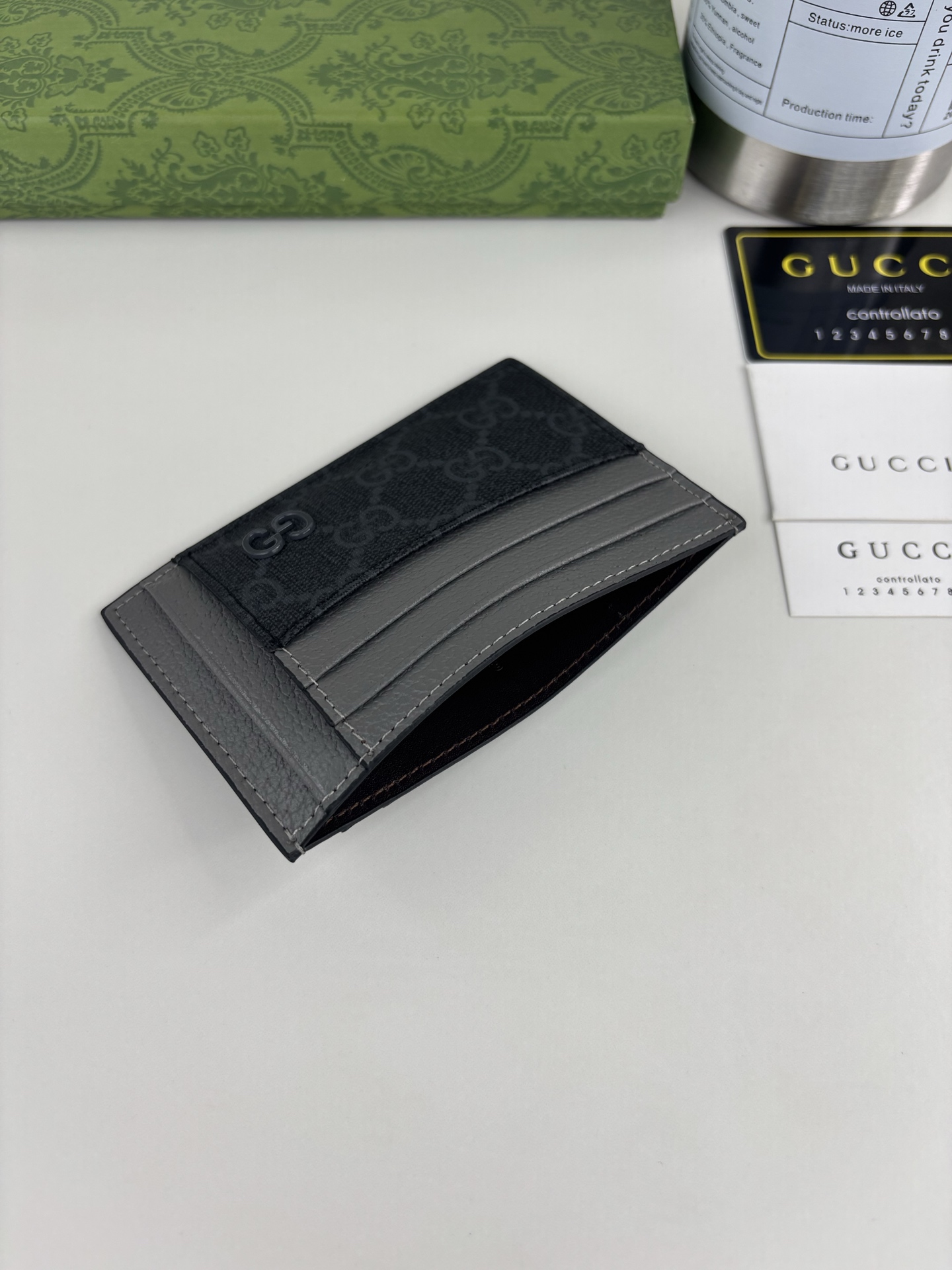 GUCCl 柔软的GG Supreme制成,并具有陶瓷效果的GG五金灰色牛皮饰面 带有陶瓷效果的钯金硬件 莫雷衬里 G GUCCl 柔软的GG Supreme制成,并具有陶瓷效果的GG五金灰色牛皮饰面 带有陶瓷效果的钯金硬件 莫雷衬里 G