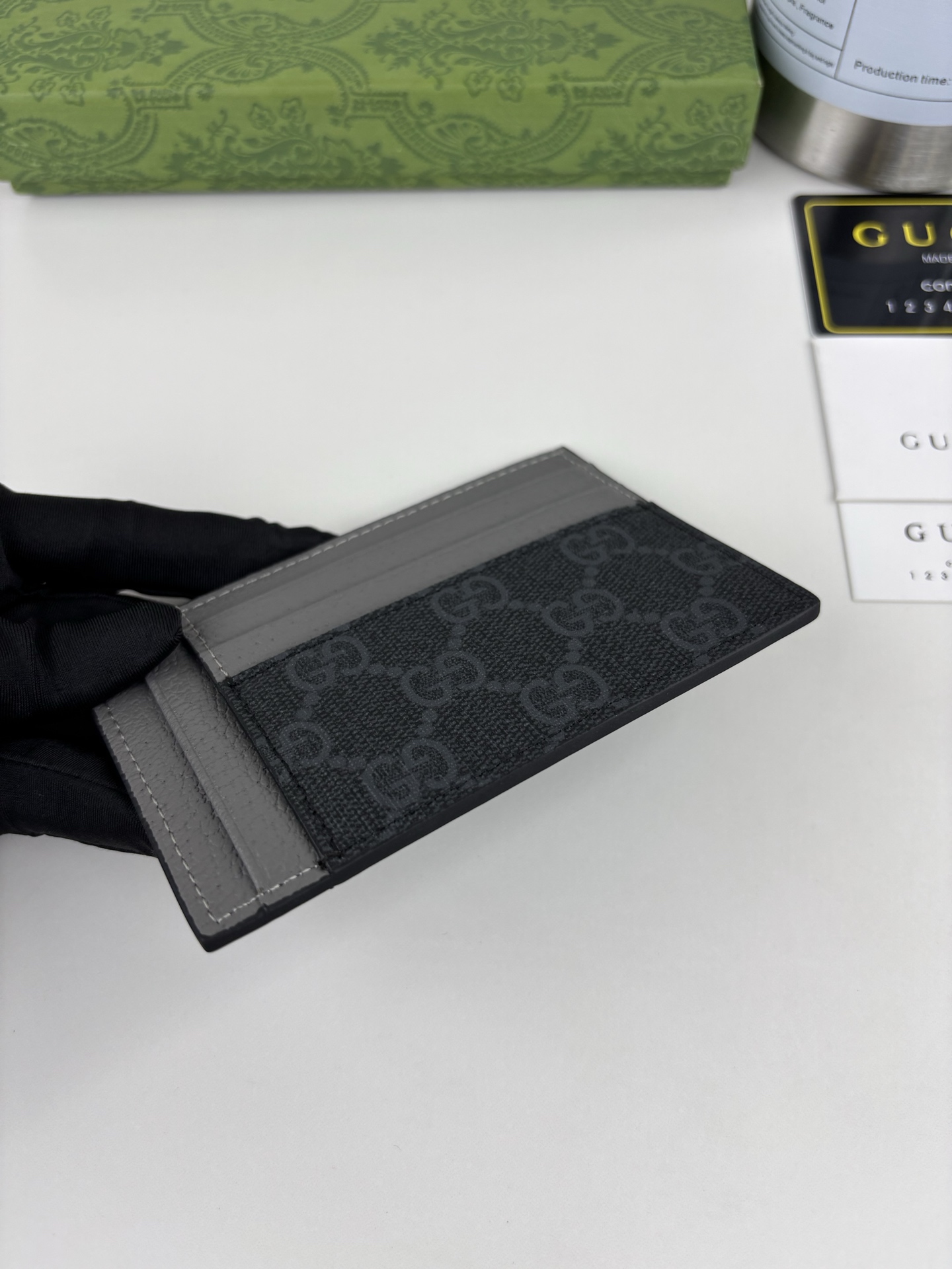 GUCCl 柔软的GG Supreme制成,并具有陶瓷效果的GG五金灰色牛皮饰面 带有陶瓷效果的钯金硬件 莫雷衬里 G GUCCl 柔软的GG Supreme制成,并具有陶瓷效果的GG五金灰色牛皮饰面 带有陶瓷效果的钯金硬件 莫雷衬里 G
