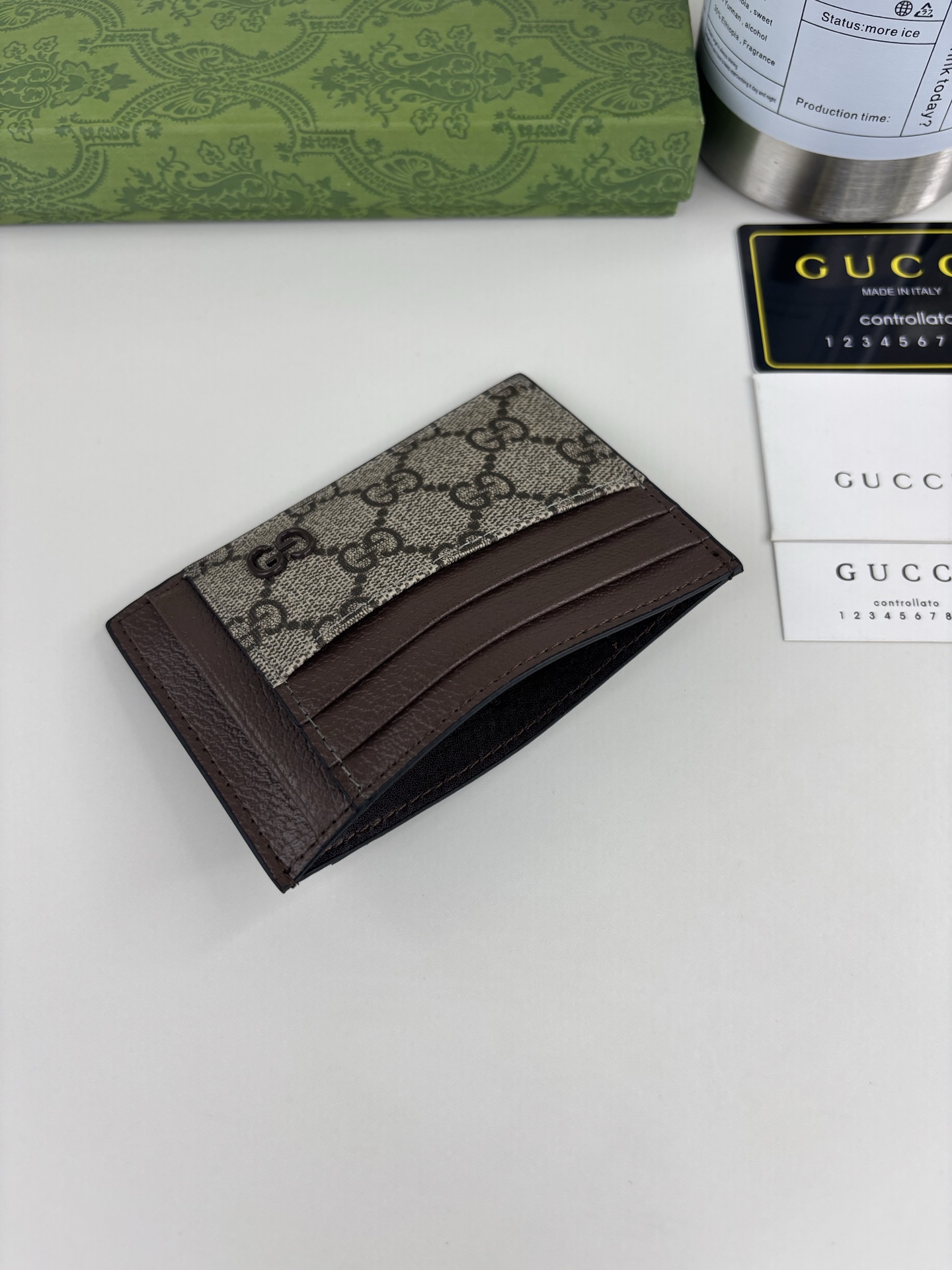 GUCCl 柔软的GG Supreme制成,并具有陶瓷效果的GG五金灰色牛皮饰面 带有陶瓷效果的钯金硬件 莫雷衬里 G GUCCl 柔软的GG Supreme制成,并具有陶瓷效果的GG五金灰色牛皮饰面 带有陶瓷效果的钯金硬件 莫雷衬里 G