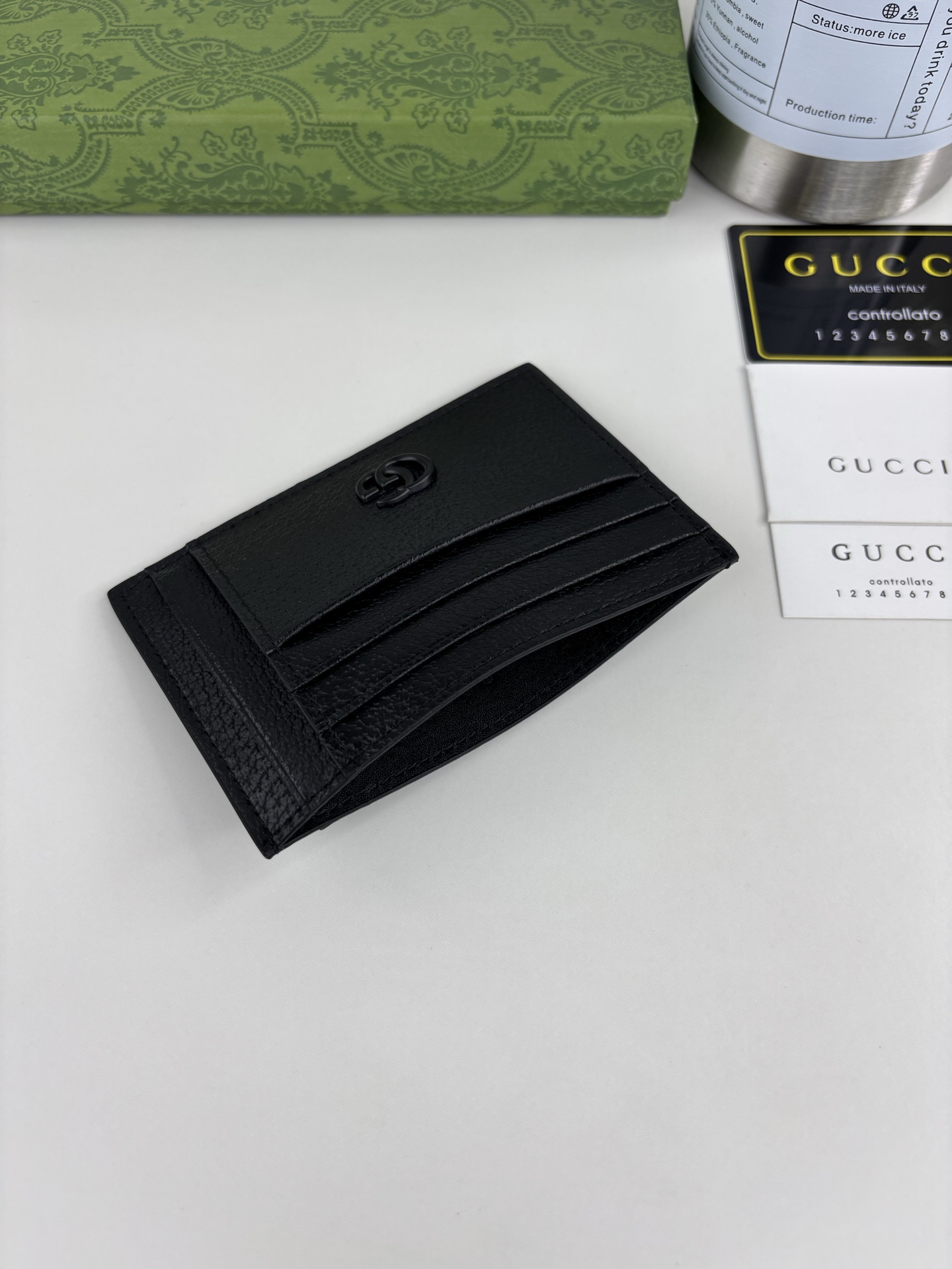 GUCCl 专柜同步，实物实拍！小卡包，配以醒目的标志性双 G 金属配件。采用热压小牛皮制作，以获得猪皮效果，营造织纹外