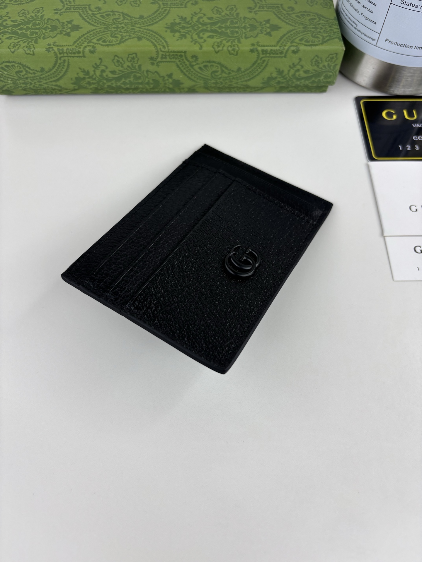 GUCCl 专柜同步，实物实拍！小卡包，配以醒目的标志性双 G 金属配件。采用热压小牛皮制作，以获得猪皮效果，营造织纹外