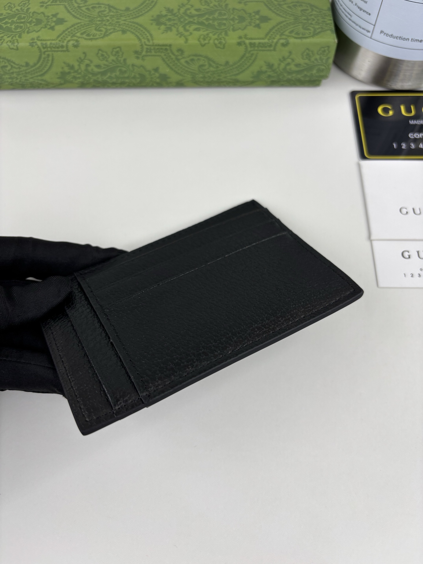 GUCCl 专柜同步，实物实拍！小卡包，配以醒目的标志性双 G 金属配件。采用热压小牛皮制作，以获得猪皮效果，营造织纹外