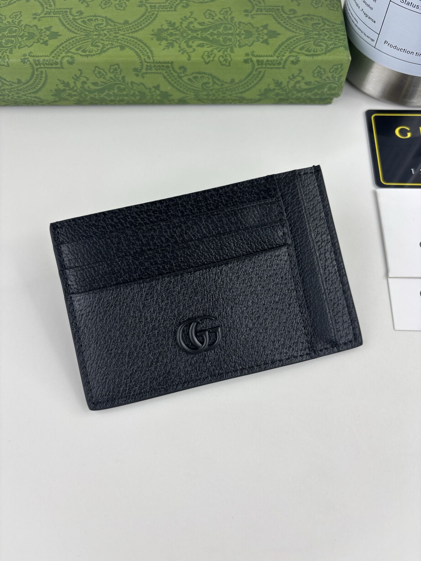 GUCCl 专柜同步，实物实拍！小卡包，配以醒目的标志性双 G 金属配件。采用热压小牛皮制作，以获得猪皮效果，营造织纹外