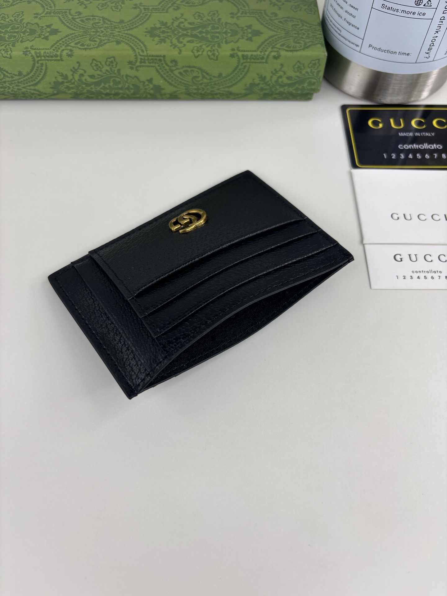 GUCCl 专柜同步，实物实拍！小卡包，配以醒目的标志性双 G 金属配件。采用热压小牛皮制作，以获得猪皮效果，营造织纹外
