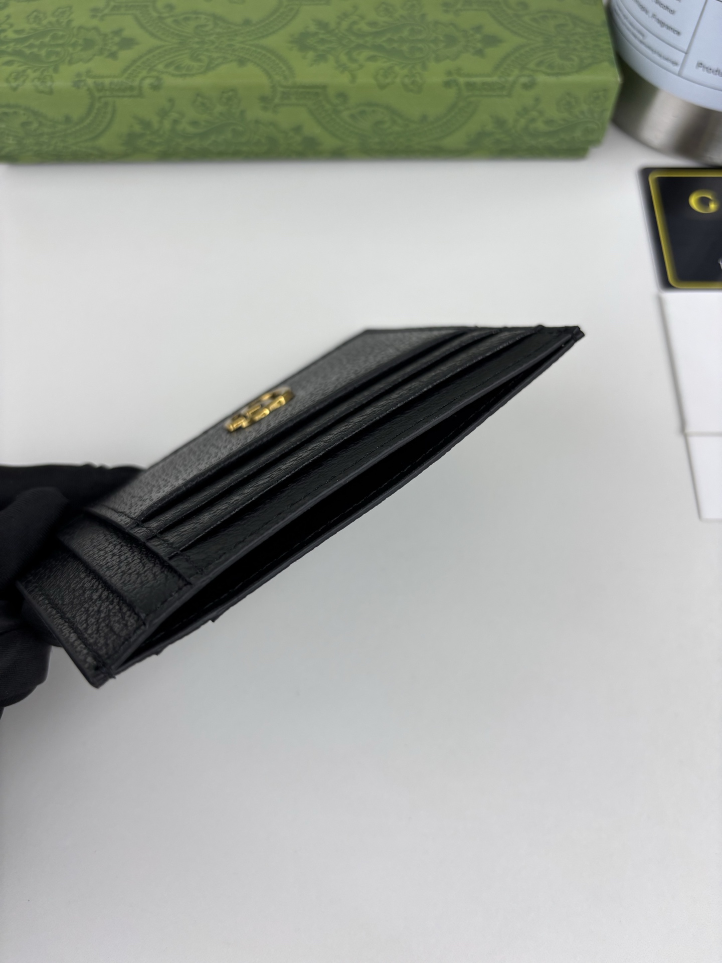 GUCCl 专柜同步，实物实拍！小卡包，配以醒目的标志性双 G 金属配件。采用热压小牛皮制作，以获得猪皮效果，营造织纹外
