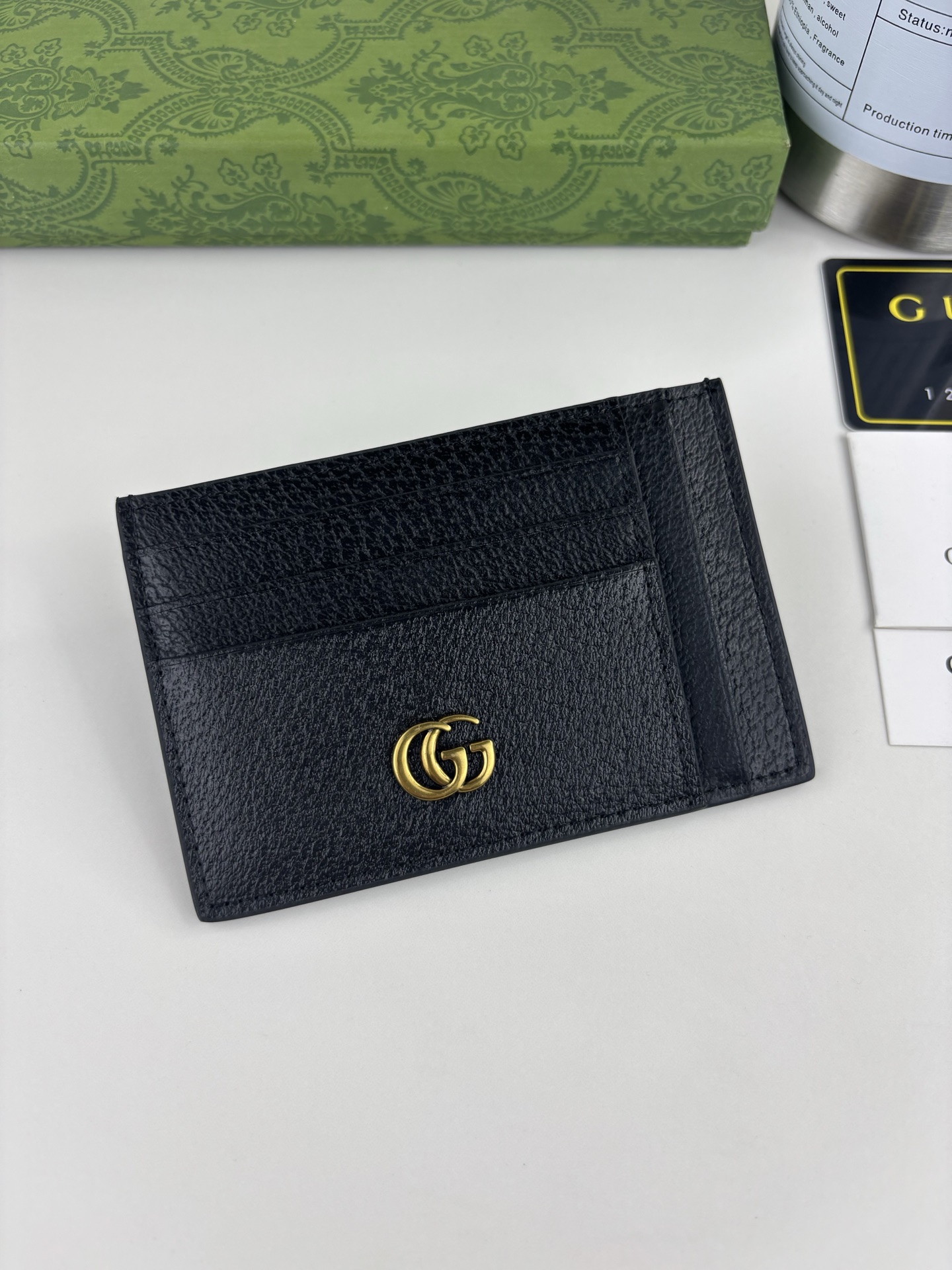 GUCCl 专柜同步，实物实拍！小卡包，配以醒目的标志性双 G 金属配件。采用热压小牛皮制作，以获得猪皮效果，营造织纹外