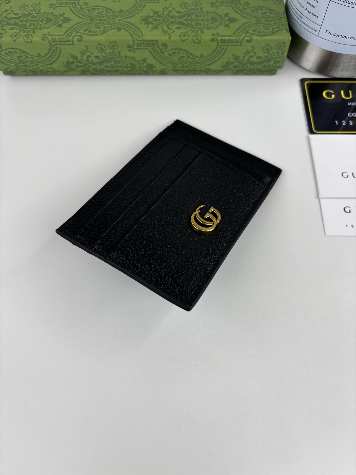 GUCCl 专柜同步，实物实拍！小卡包，配以醒目的标志性双 G 金属配件。采用热压小牛皮制作，以获得猪皮效果，营造织纹外