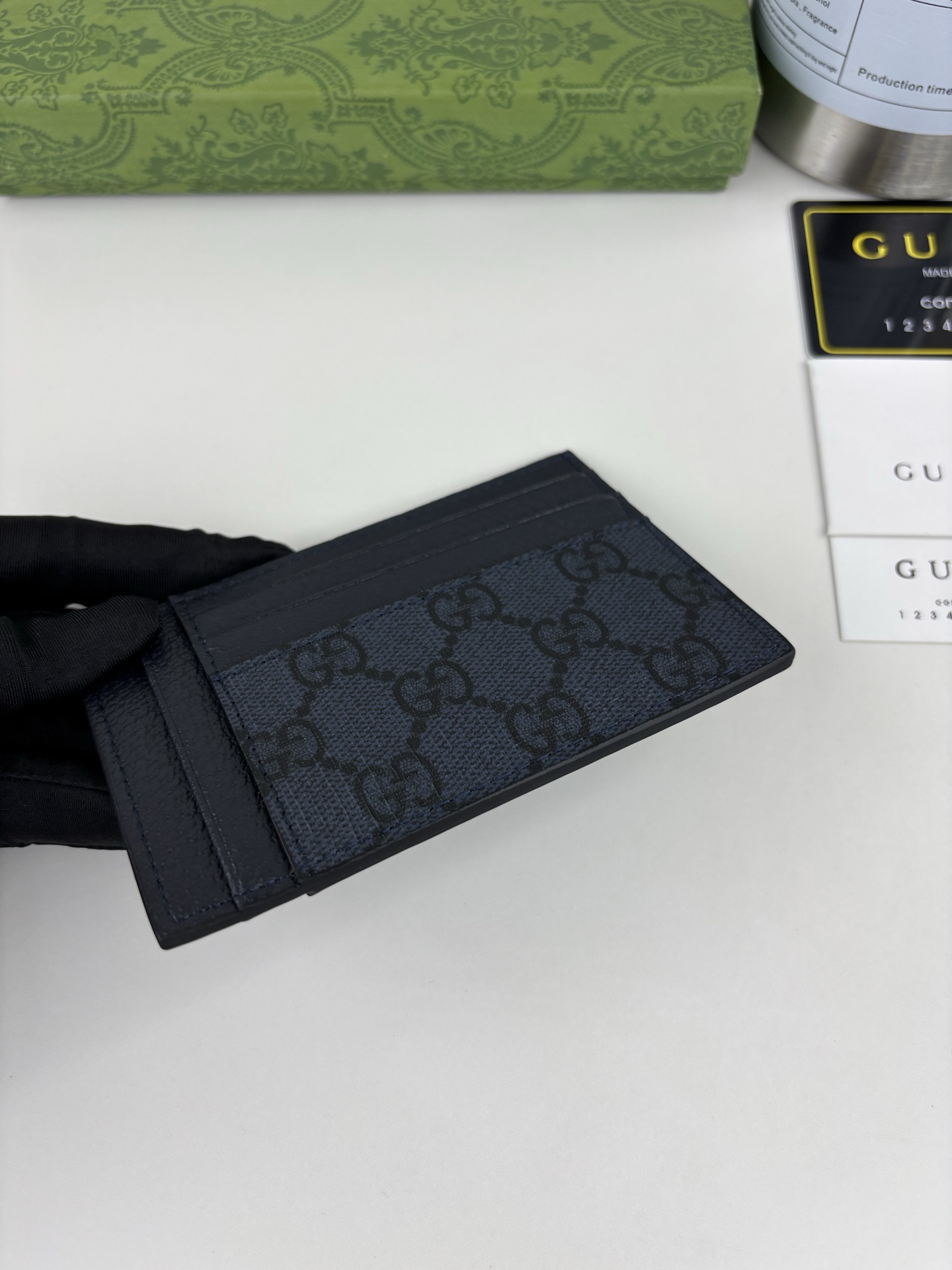 GUCCl 最新phidia系列卡包，Ophidia系列单品不息的复古情怀。灰色GG Supreme帆布，灰色皮革滚边，