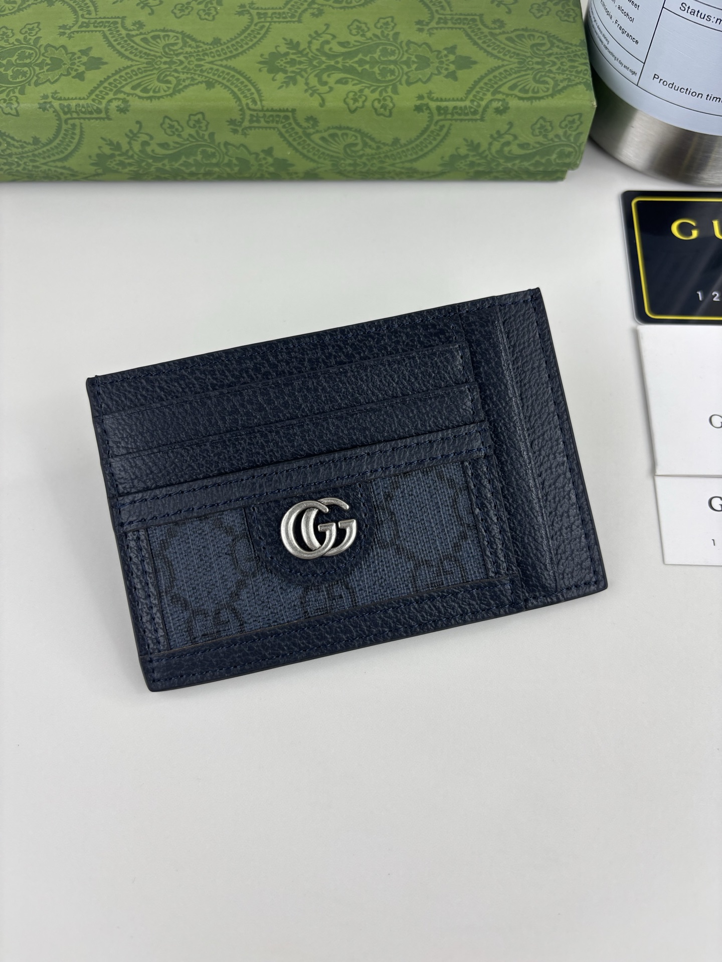GUCCl 最新phidia系列卡包，Ophidia系列单品不息的复古情怀。灰色GG Supreme帆布，灰色皮革滚边，