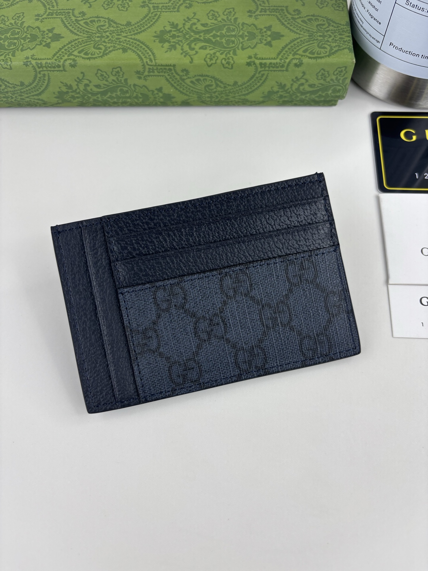 GUCCl 最新phidia系列卡包，Ophidia系列单品不息的复古情怀。灰色GG Supreme帆布，灰色皮革滚边，
