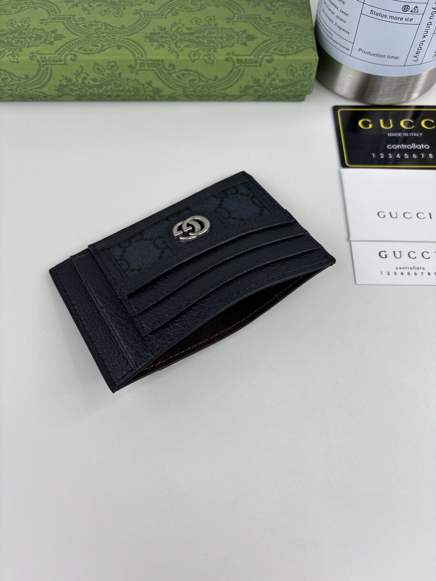 GUCCl 最新phidia系列卡包，Ophidia系列单品不息的复古情怀。灰色GG Supreme帆布，灰色皮革滚边，