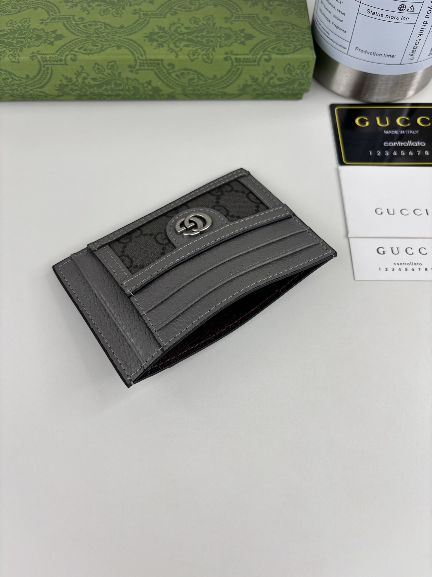 GUCCl 最新phidia系列卡包，Ophidia系列单品不息的复古情怀。灰色GG Supreme帆布，灰色皮革滚边，