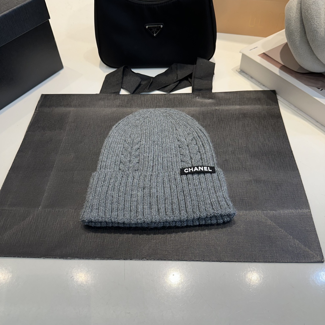 NO:810234,CHANEL Chanel Autumn and Winter Striped Twist Wool Knitted Thick Cuffed Beanie Hat. The year-end heavy-duty high-looking fairy knitted hat is extremely versatile, not picky, and feels extremely soft and waxy. High-elastic rabbit wool does not deform, hats, scarves, socks, chanel, chanel, socks, hats19860909CHANEL香奈儿秋冬条纹麻花毛羊毛针织厚翻边毛线帽 年末重磅高颜值仙女针织帽,巨百搭,不挑头型,手感软糯无比 高弹力兔羊毛不变形,帽子.围巾.袜子,chanel,chanel,socks,hats,accessory