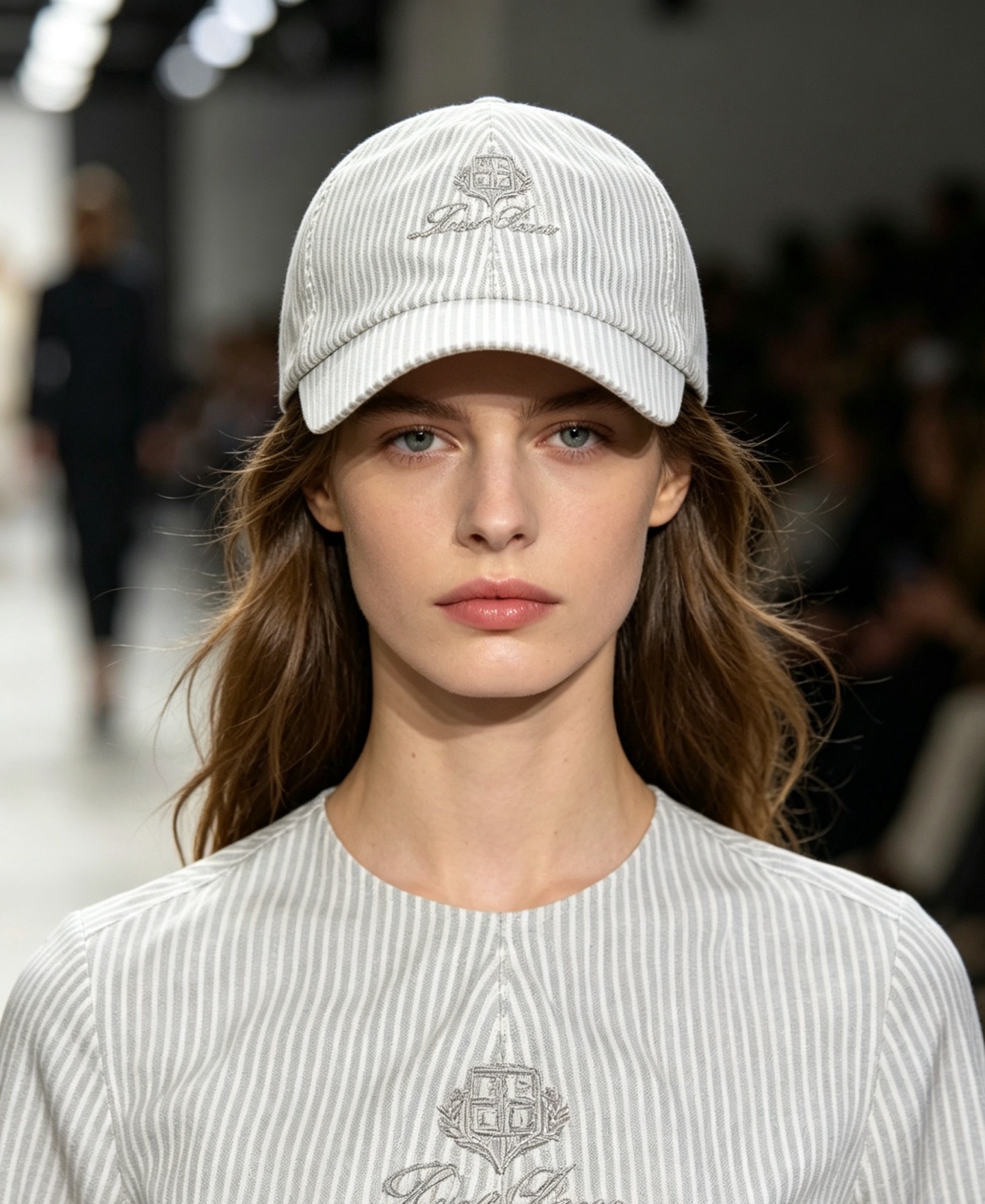 NO:919224,Loro Piana Pinstripe Embroidered Baseball Cap Minimalist Italian style relaxation is hidden in this striped baseball cap. The fine vertical striped fabric has its own delicate texture, the cap body has an exquisite shield-shaped embroidered logo to identify the identity in a low-key manner, and the soft soft top version does not highlight the head shape and modifies the face contour. Trendy department store hats. Scarves. Socks, loro piana, socks, hats19860909Loro Piana细条纹刺绣棒球帽 极简意式松弛感藏在这顶条纹棒球帽里. 细密竖条纹面料自带细腻肌理,帽身精致盾形刺绣logo低调标识身份,柔和软顶版型不挑头型,修饰脸型轮廓.,潮品百货帽子.围巾.袜子,loro piana,socks,hats,accessory